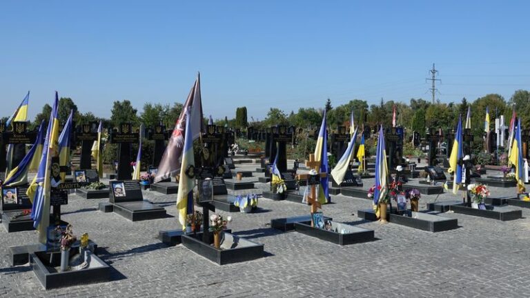 Teenager nahm an der Beerdigung ukrainischer Soldaten teil - Featured image