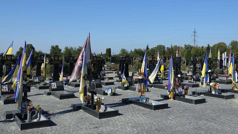 Teenager nahm an der Beerdigung ukrainischer Soldaten teil - Featured image