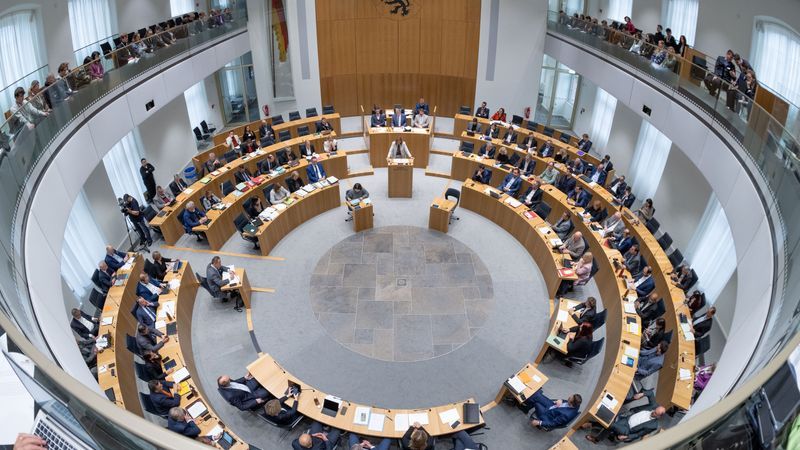 Fake-Bericht erfindet Beschäftigung Verstorbener in der AfD - Featured image