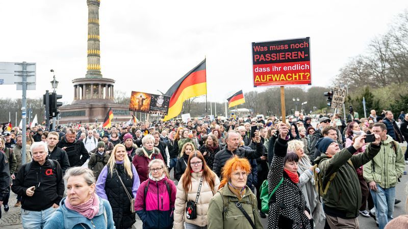 KI-Bild übertreibt Teilnehmerzahl bei Naidoo-Demo - Featured image