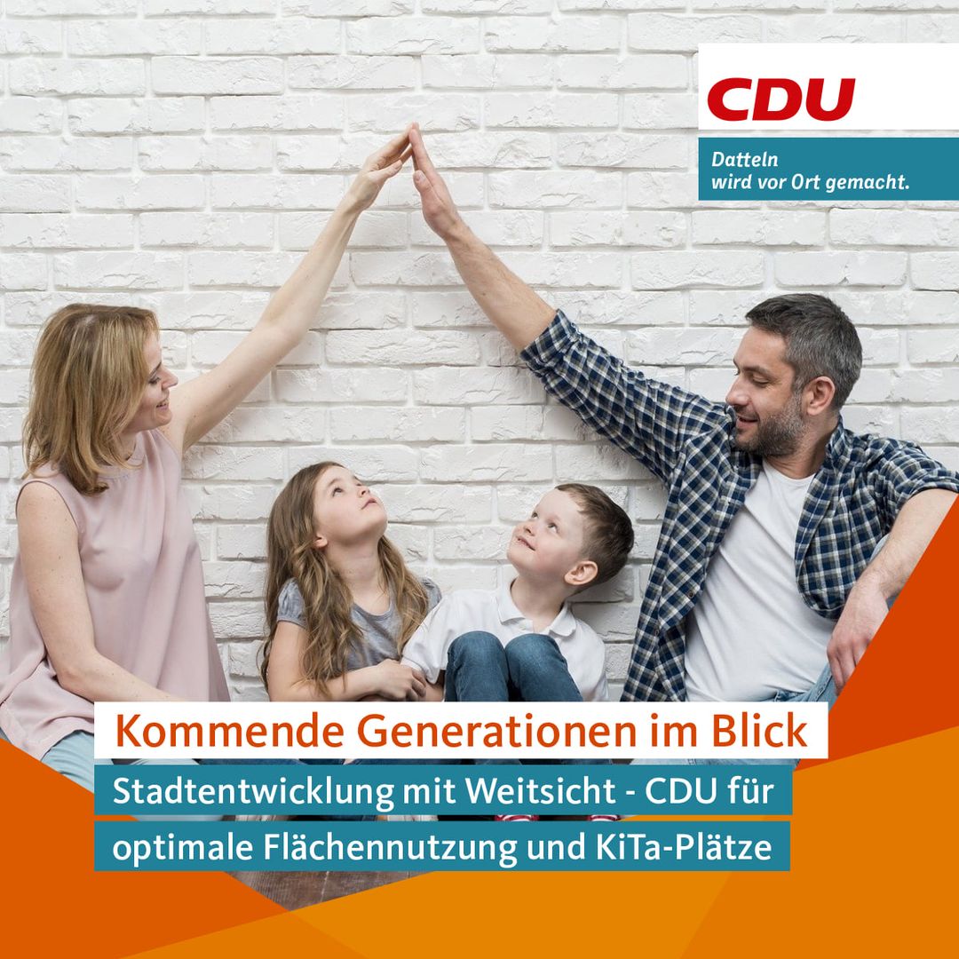 Kachel der CDU Datteln mit zwei Erwachsenen, die die Arme über zwei Kinder halten.