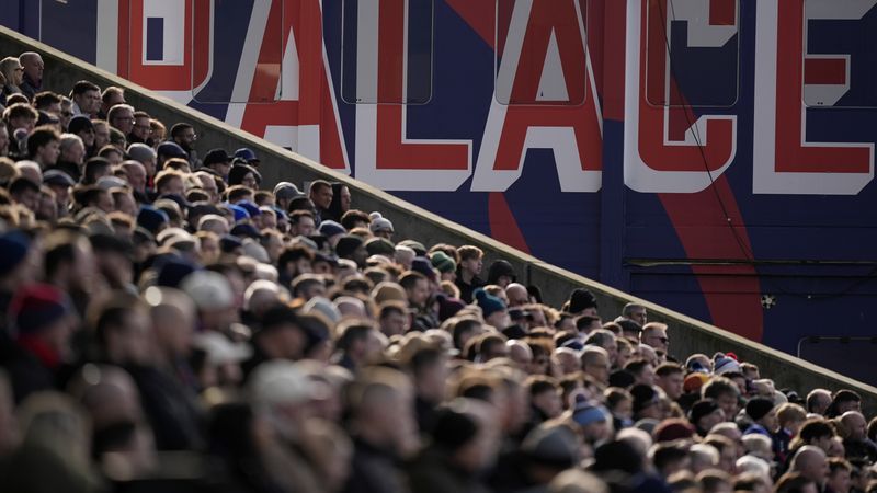 KI-Bild von englischen Fußballfans mit Anti-Flüchtlings-Plakat - Featured image