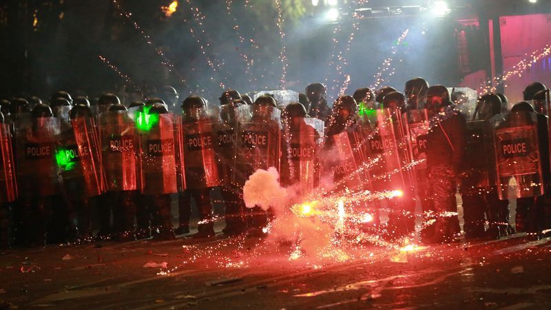 Clip mit Feuerwerk zeigt alte Proteste in Tiflis, nicht Paris - Featured image