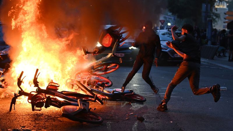 Schäden auf Straße in Paris: Bild ist KI-generiert - Featured image