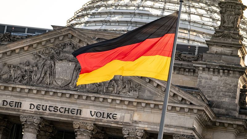 Kein Verbot: Schwarz-Rot-Gold bleibt am Bundestag sichtbar - Featured image
