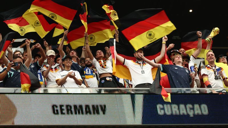 KI-Fake: Hitler-Fan-Bild bei WM-Spiel ist manipuliert - Featured image