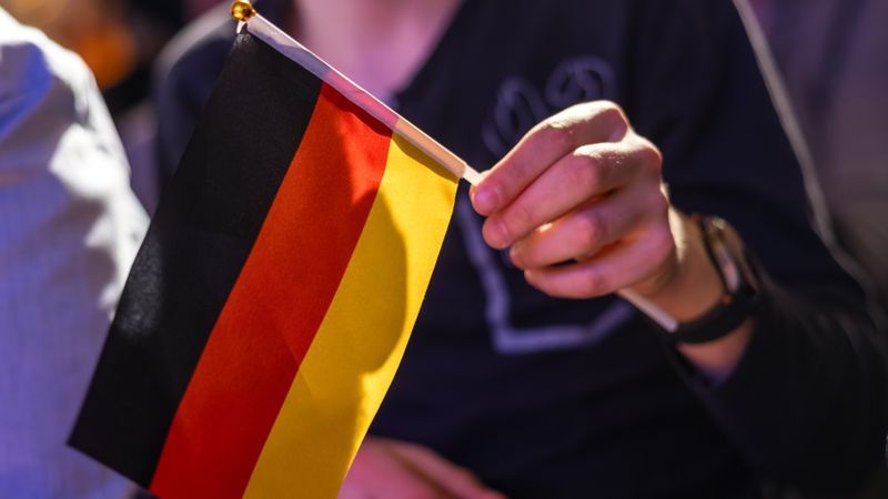 Kein Beleg für Vorfall an Flüchtlingsheim: Fahnen-Bild ist KI-generiert - Featured image