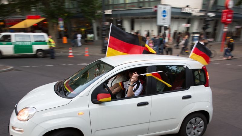 Jubel ist kein Grund, Autokorsos zu stoppen - Featured image