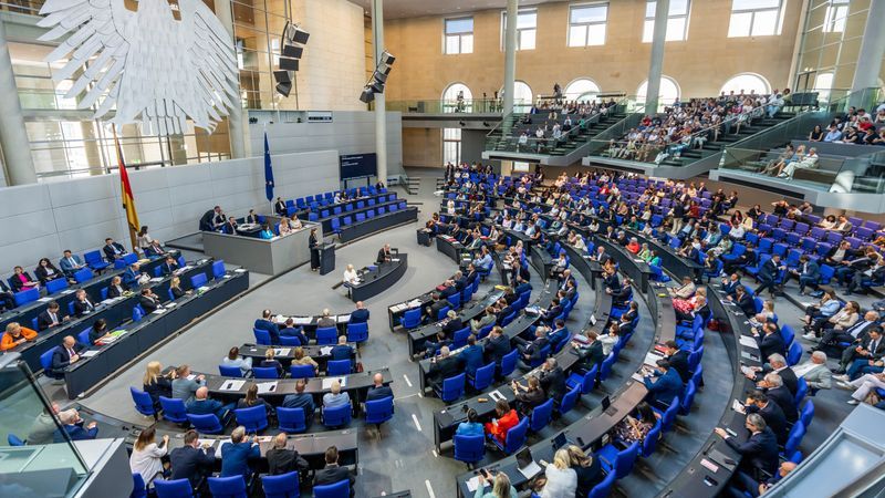 Sitzungsfreie Zeit des Bundestags ist nicht gleich Urlaub - Featured image