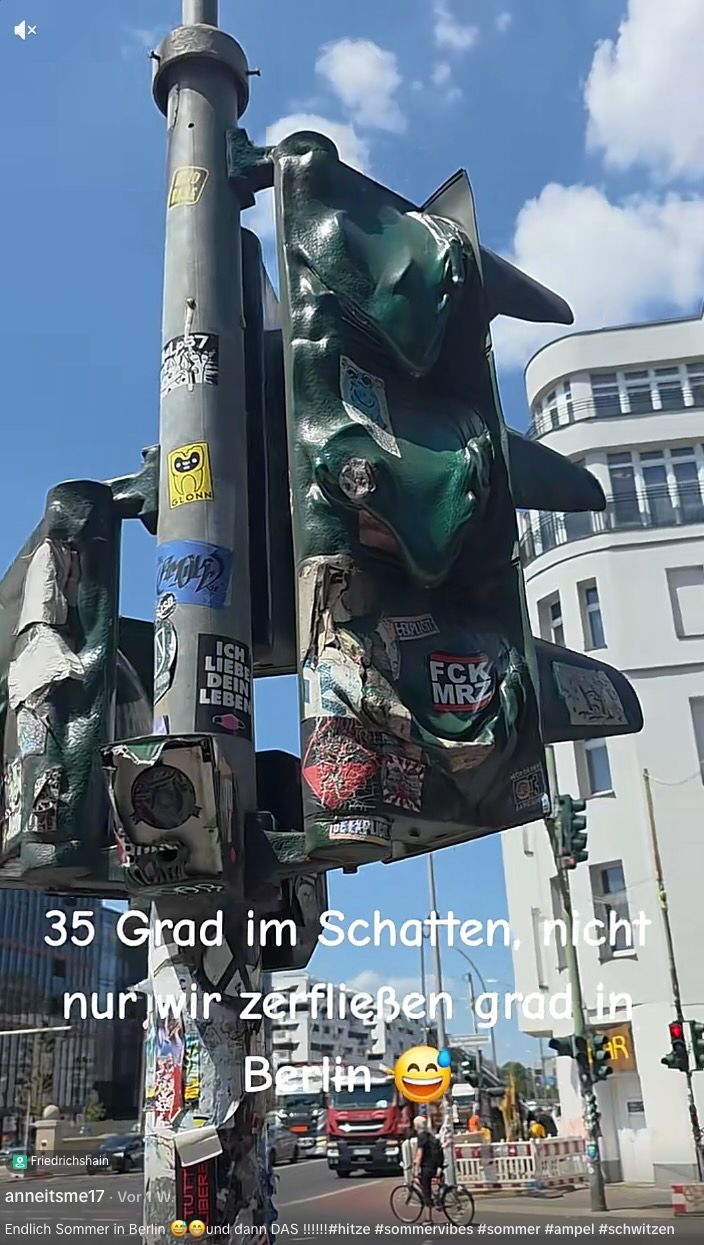 Anders als behauptet, ist diese Ampel in Berlin nicht aufgrund der Hitze geschmolzen, sondern wegen eines Feuers (Quelle: Tiktok; Screenshot und Collage: CORRECTIV.Faktencheck)