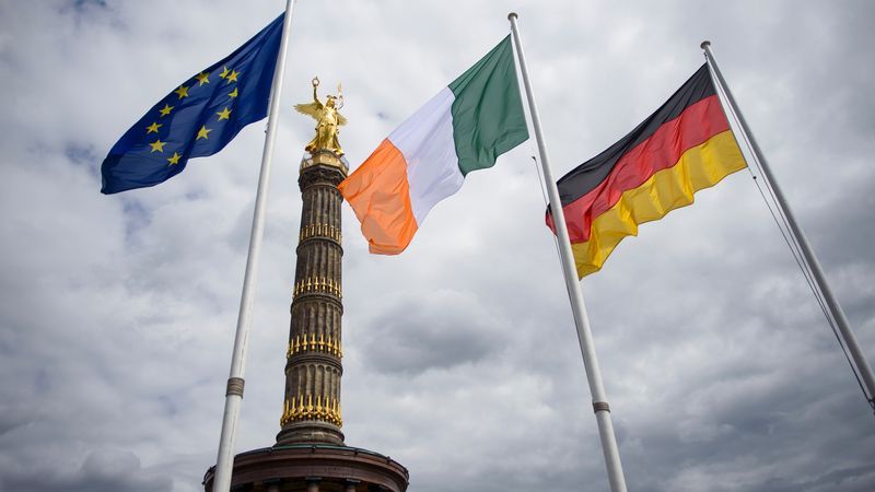 Leere Masten an Siegessäule, doch Dienstgebäude zeigen Flagge - Featured image
